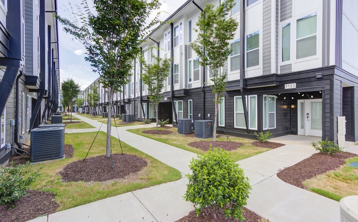 the row at the stadium off campus apartments near university of south carolina 3 4 and 6 bedroom townhomes building exterior