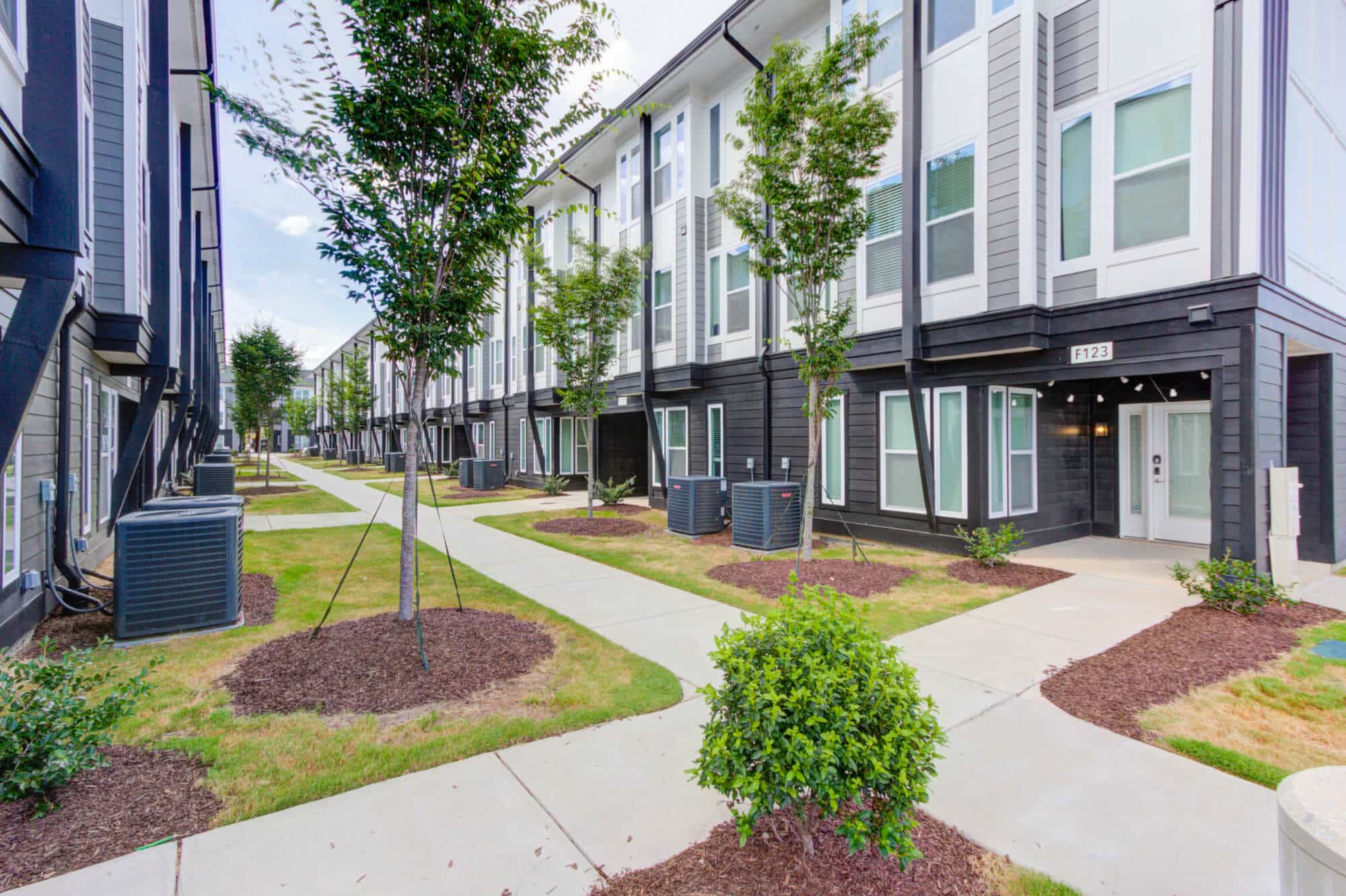 the row at the stadium off campus apartments near university of south carolina 3 4 and 6 bedroom townhomes building exterior